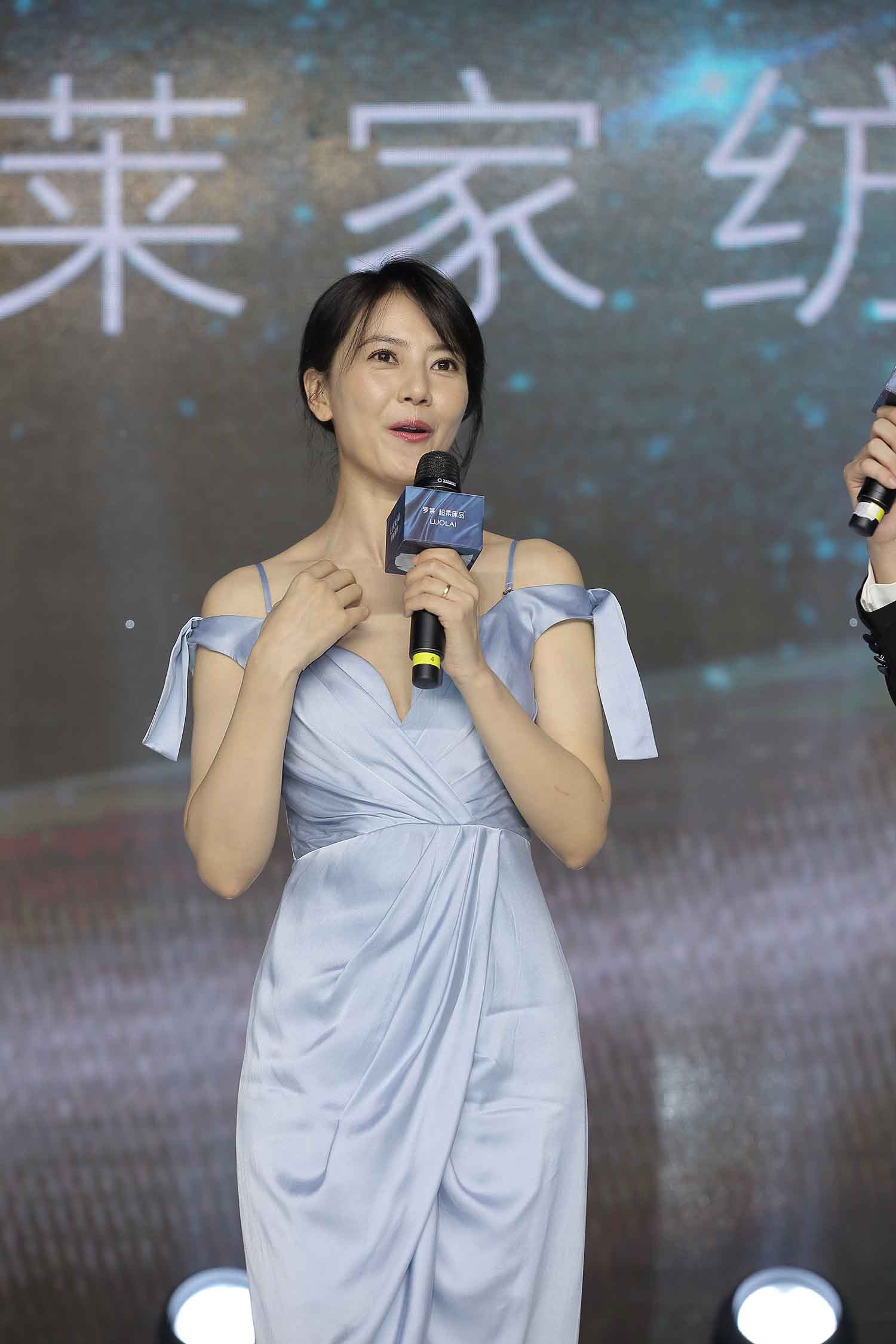 【235张/937M】高圆圆 蓝色开叉连衣裙站姿 [明星生图网盘下载]