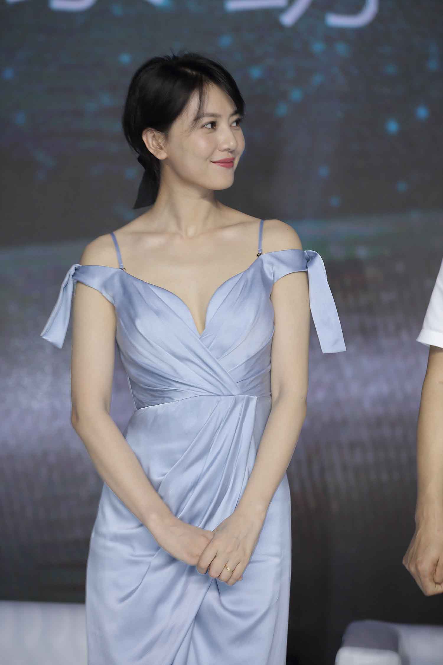 【235张/937M】高圆圆 蓝色开叉连衣裙站姿 [明星生图网盘下载]
